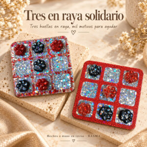 Tres en raya solidario de resina · Hecho a mano con huellitas